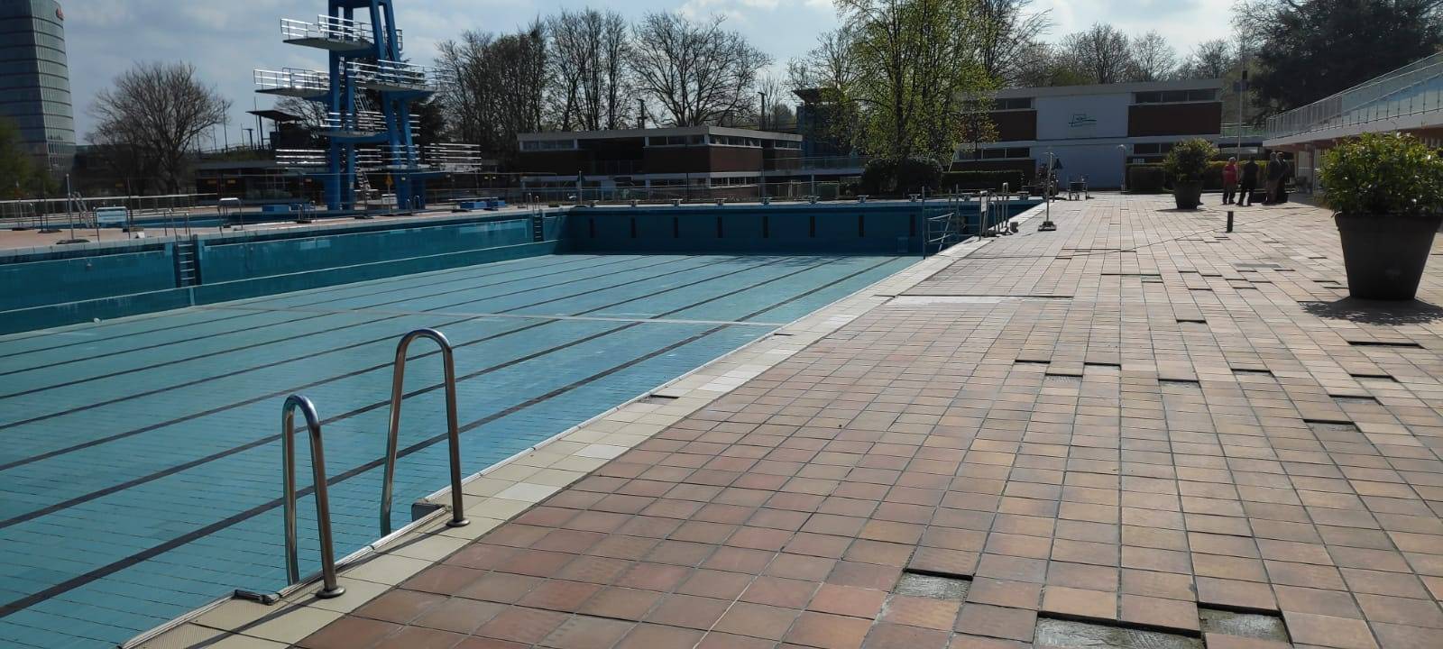 Das Grugabad in Essen wird trotz Corona-Krise für die Saison vorbereitet.