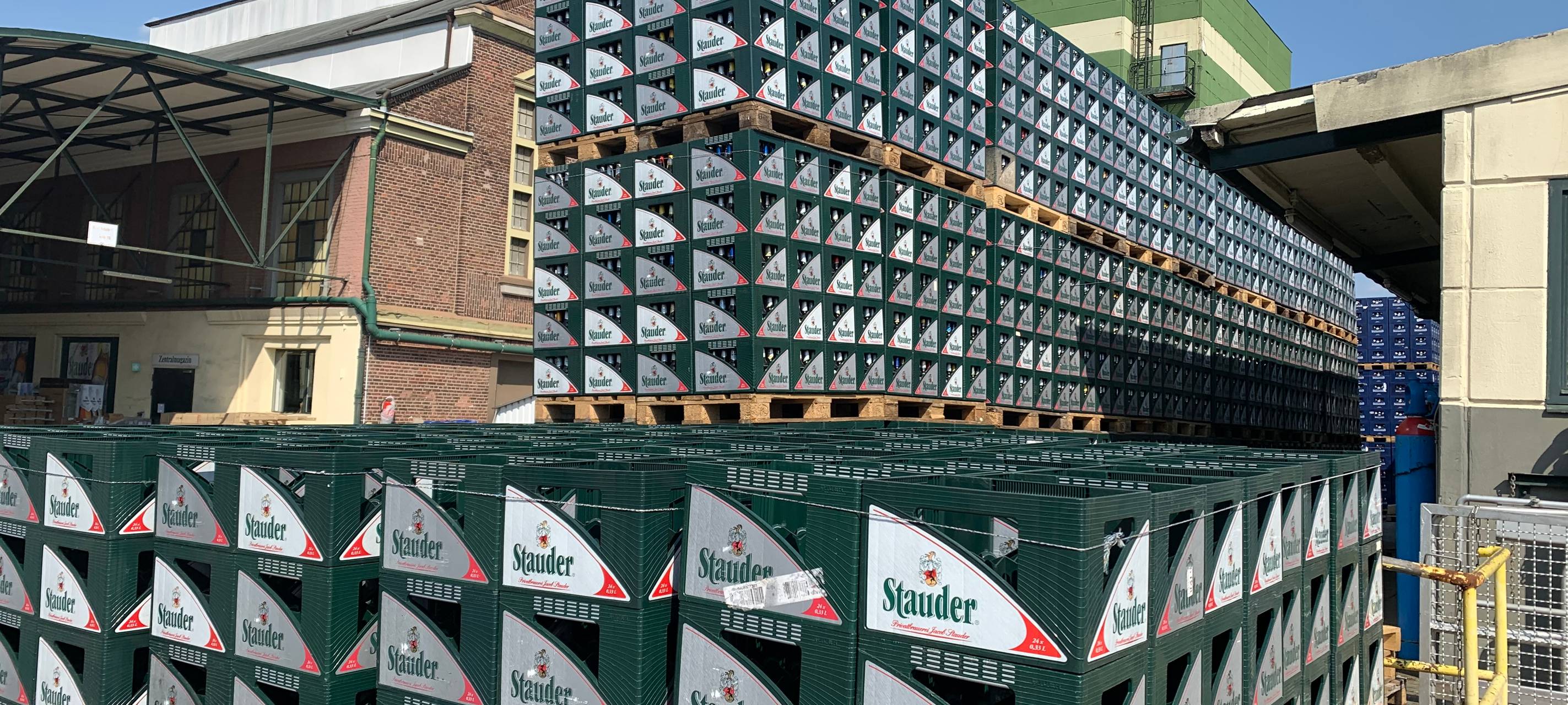 Gestapelte Stauder-Bierkästen in der Stauder-Brauerei in Essen