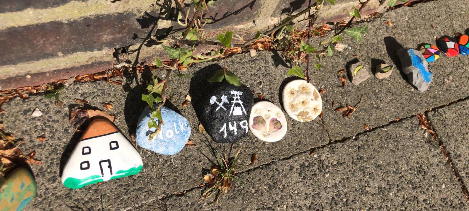 Tipps für Kinder: Bunte Stein-Schlangen