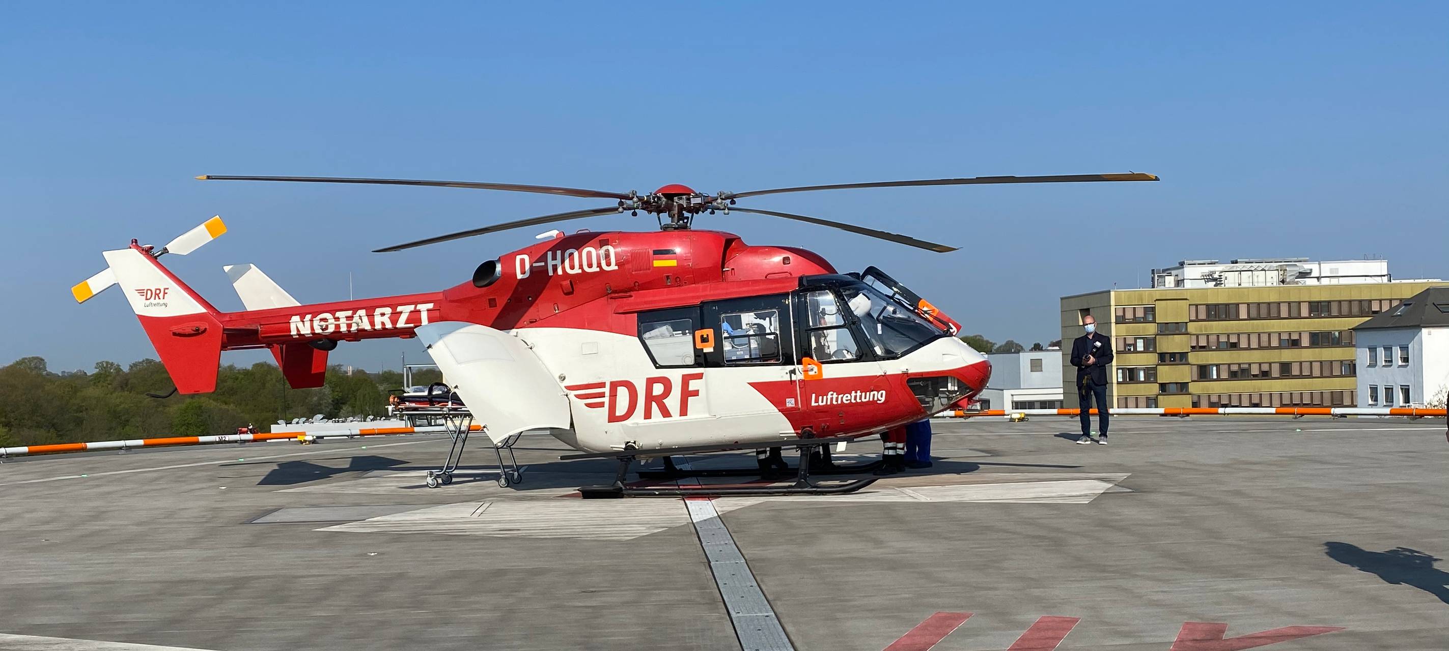 Roter Hubschrauber auf dem Dach einer Krankenhauses