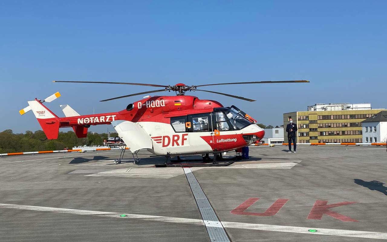 Roter Hubschrauber auf dem Dach einer Krankenhauses