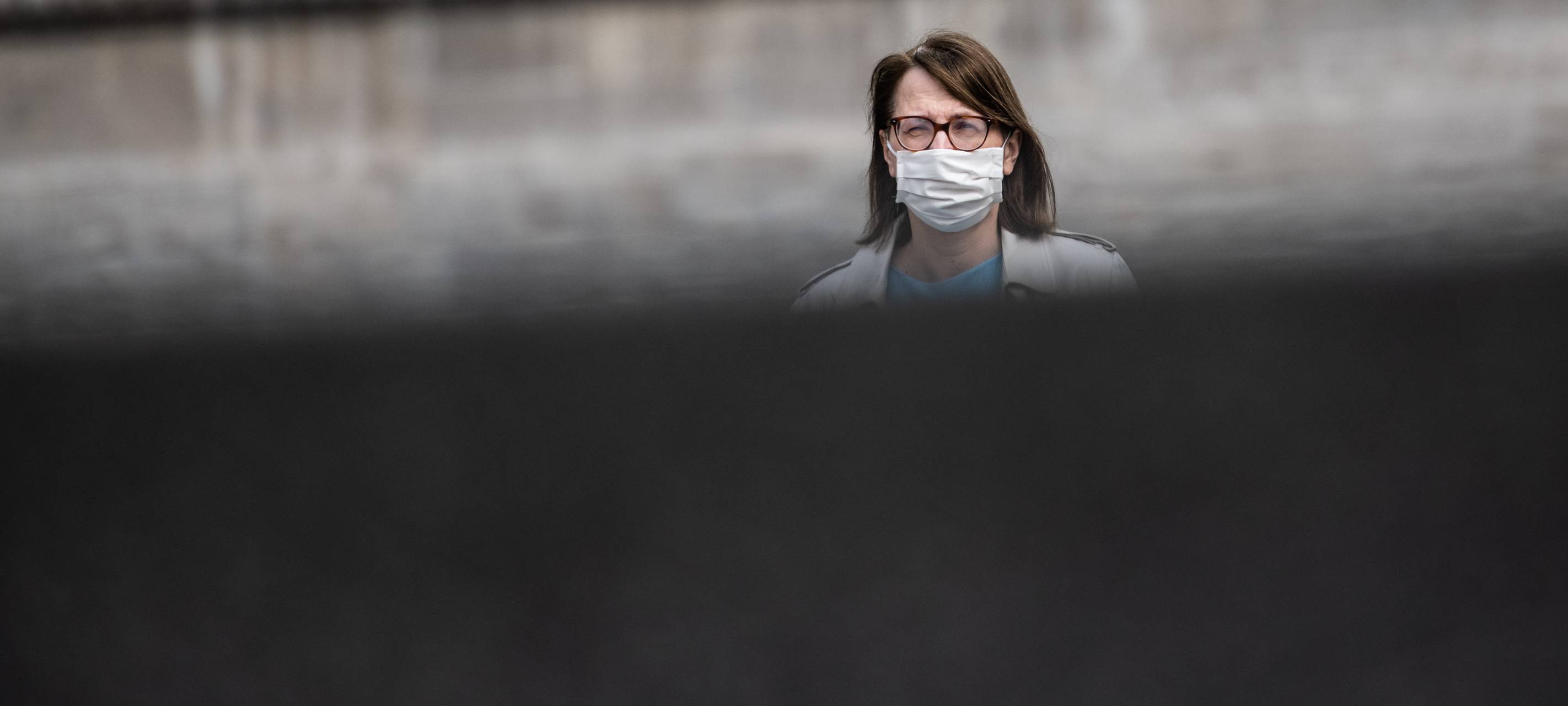 Frau mit Atemschutzmaske in Essen