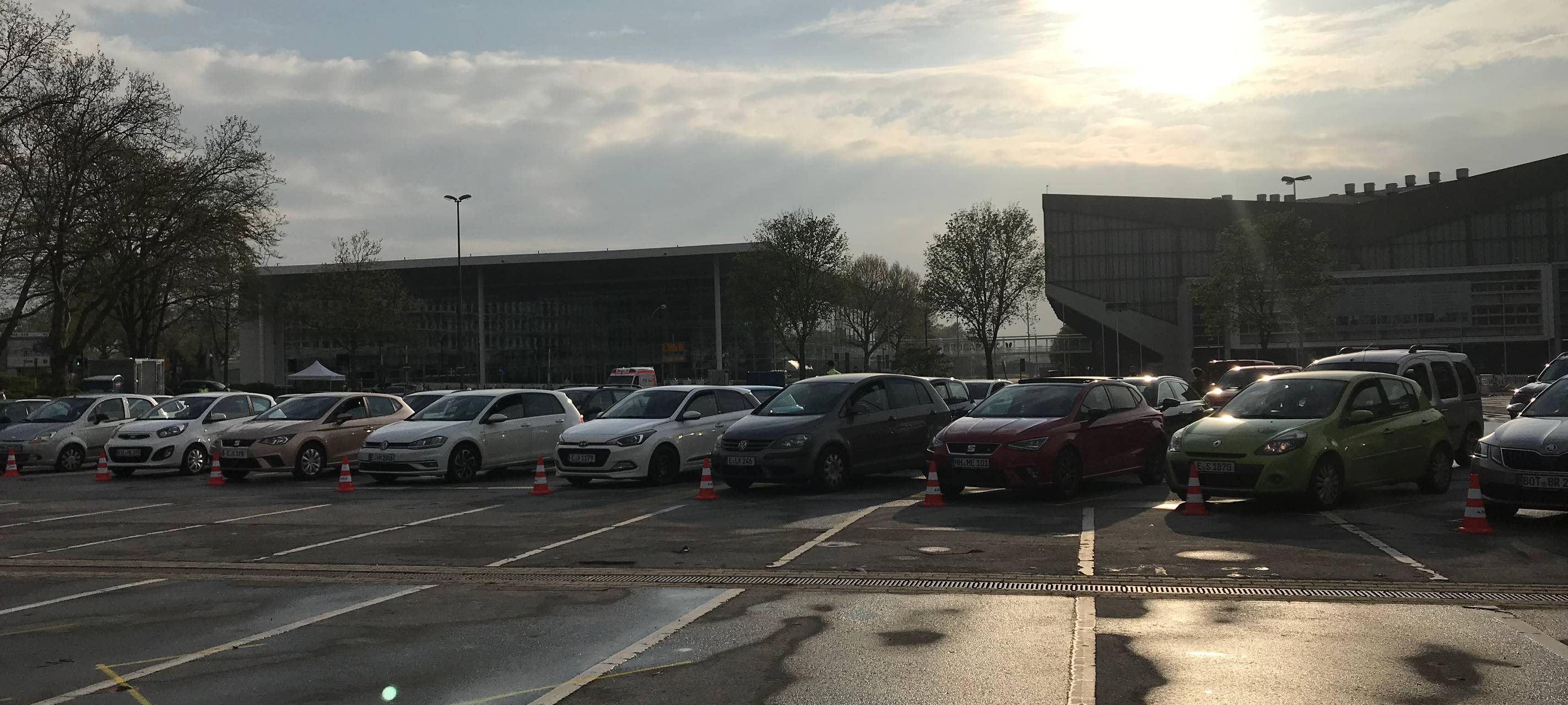 Autos vor Kinoleinwand