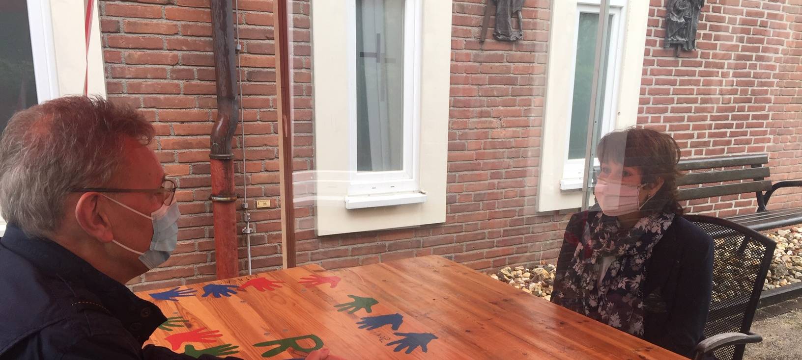 Im Altenheim St. Martin in Essen-Rüttenscheid sind Besuche hinter Plexiglasscheiben möglich