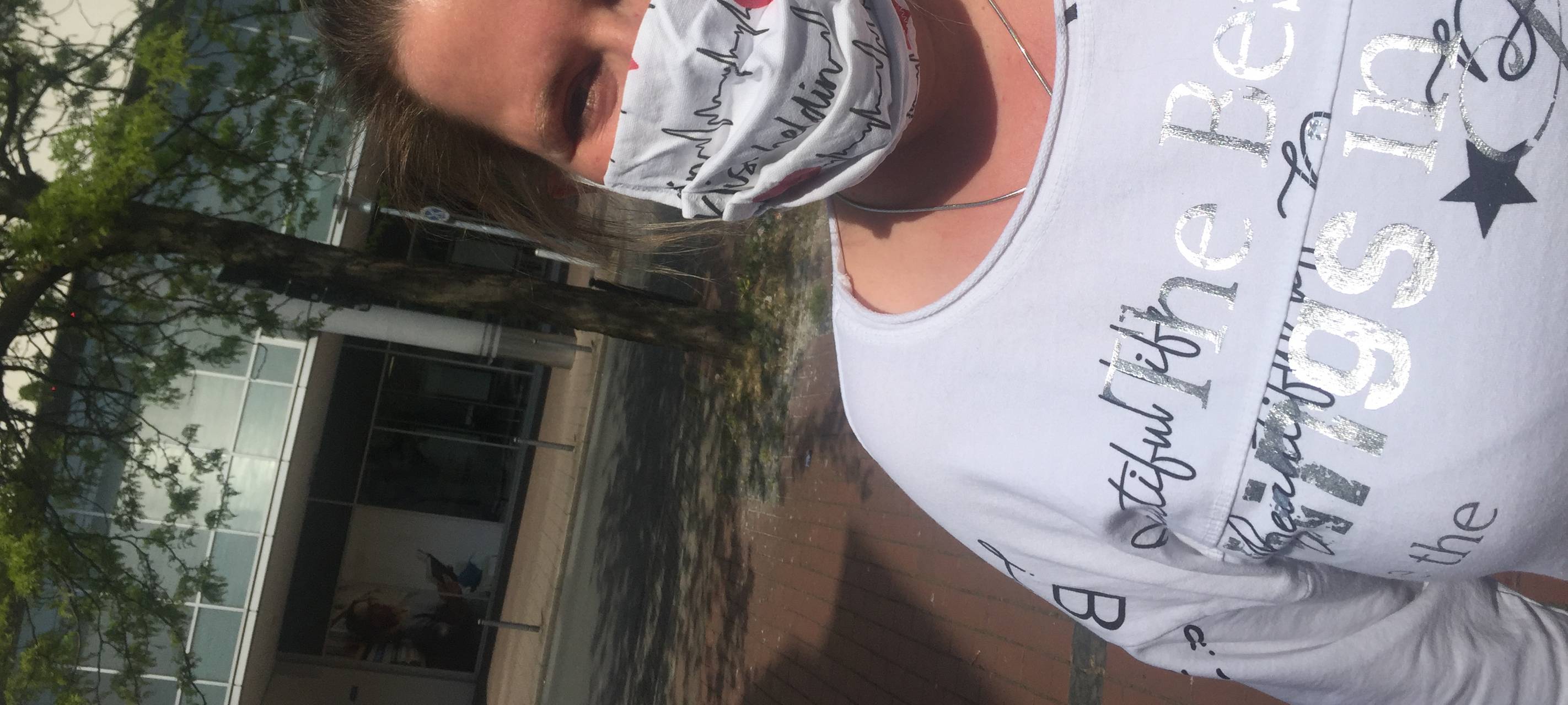 Sonja aus Essen-Kray arbeitet beim Kinderarzt und hat ihre Maske entsprechend medizinisch gestaltet.