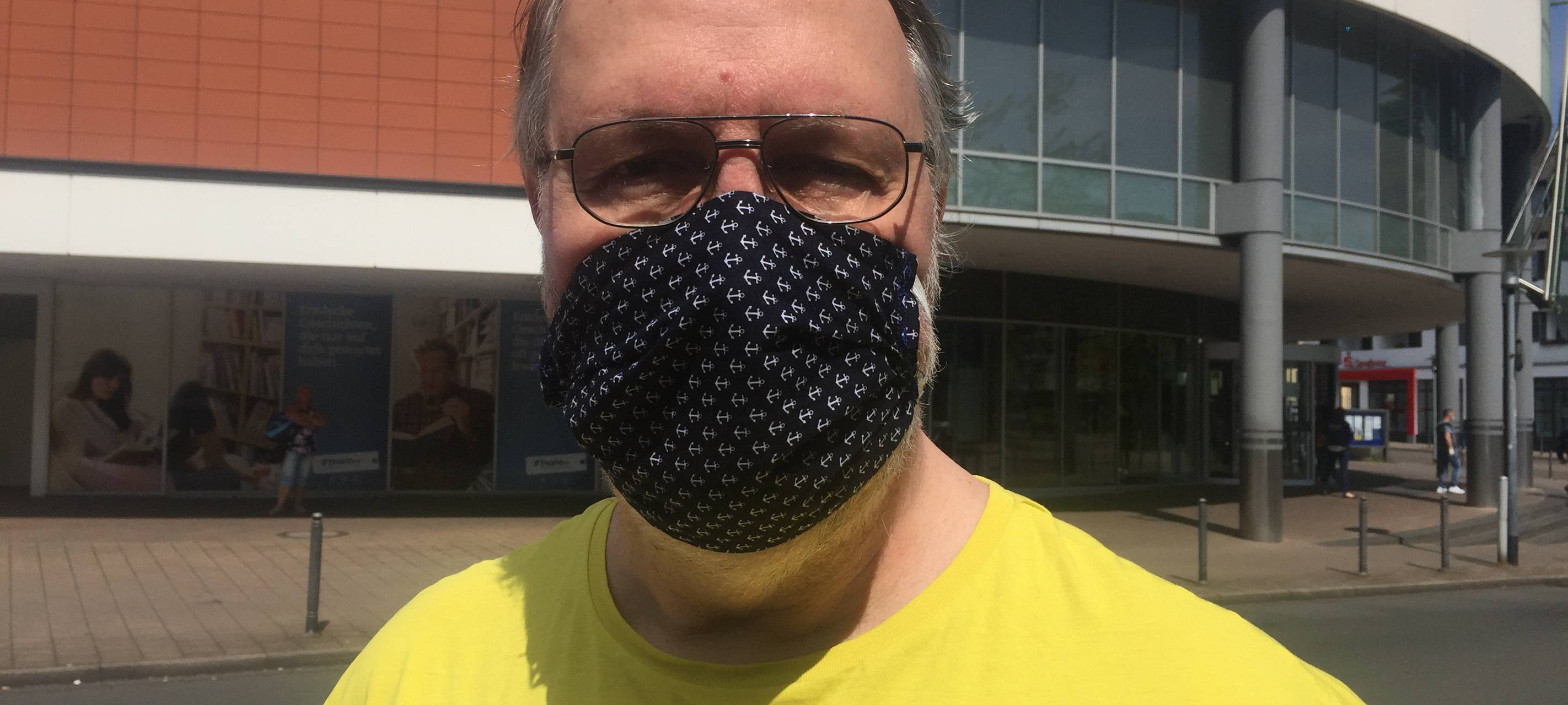 Wolfgang aus Essen-Altenessen hat für sich und seine Familie Masken selber genäht. Er trägt den Prototyp. Die Anker sind noch falsch herum, aber die nächsten sollen dann richtig werden.