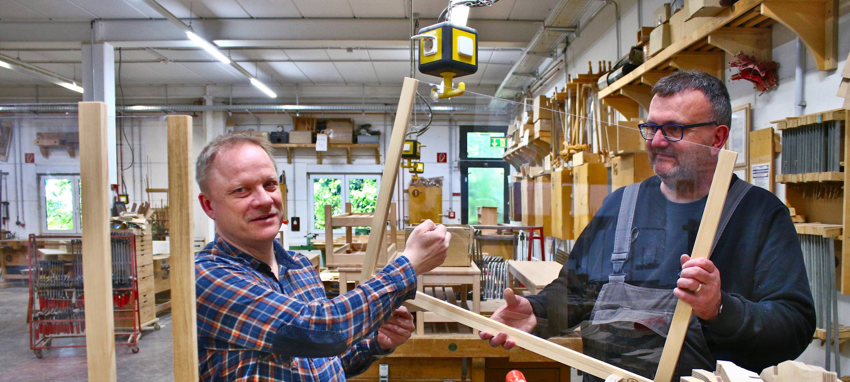 Jugendberufshilfe Essen baut Schutzscheiben in der Coronakrise