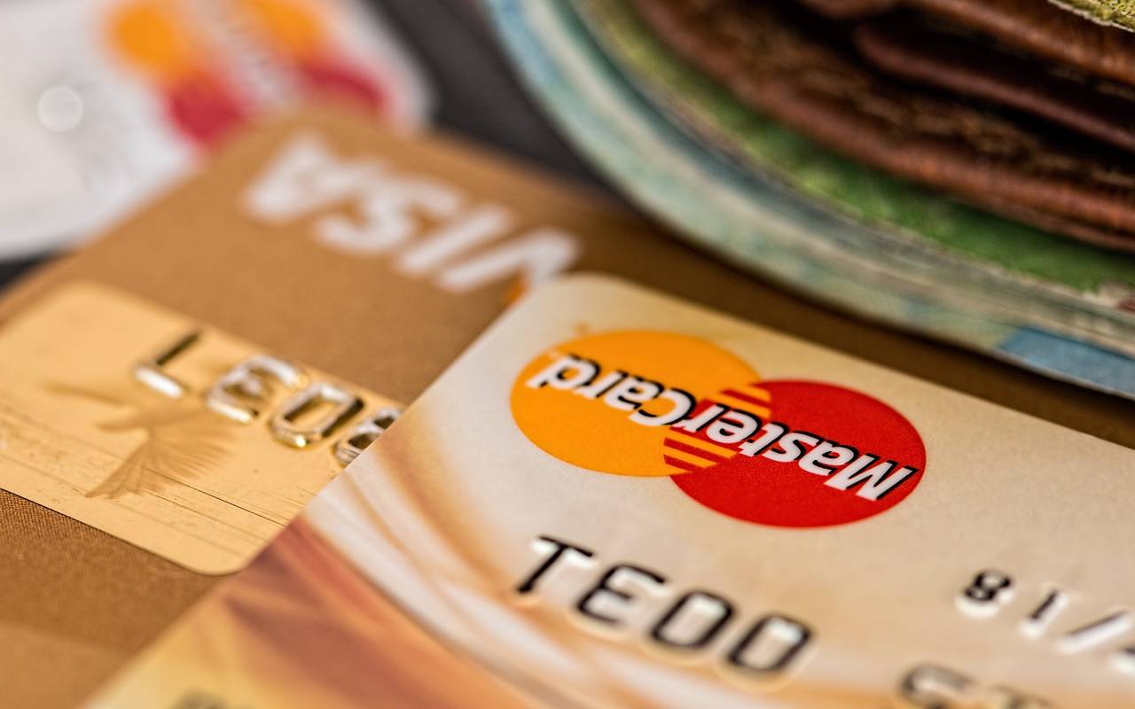 Kreditkarten als Symbolbild für Verbraucherfragen und Zahlungen.