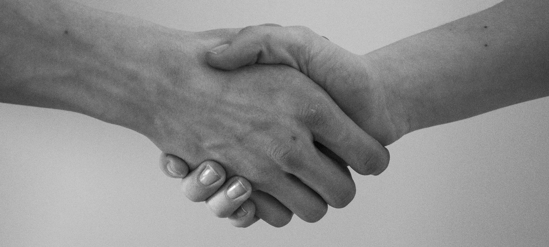 Zwei Hände halten sich gegenseitig.