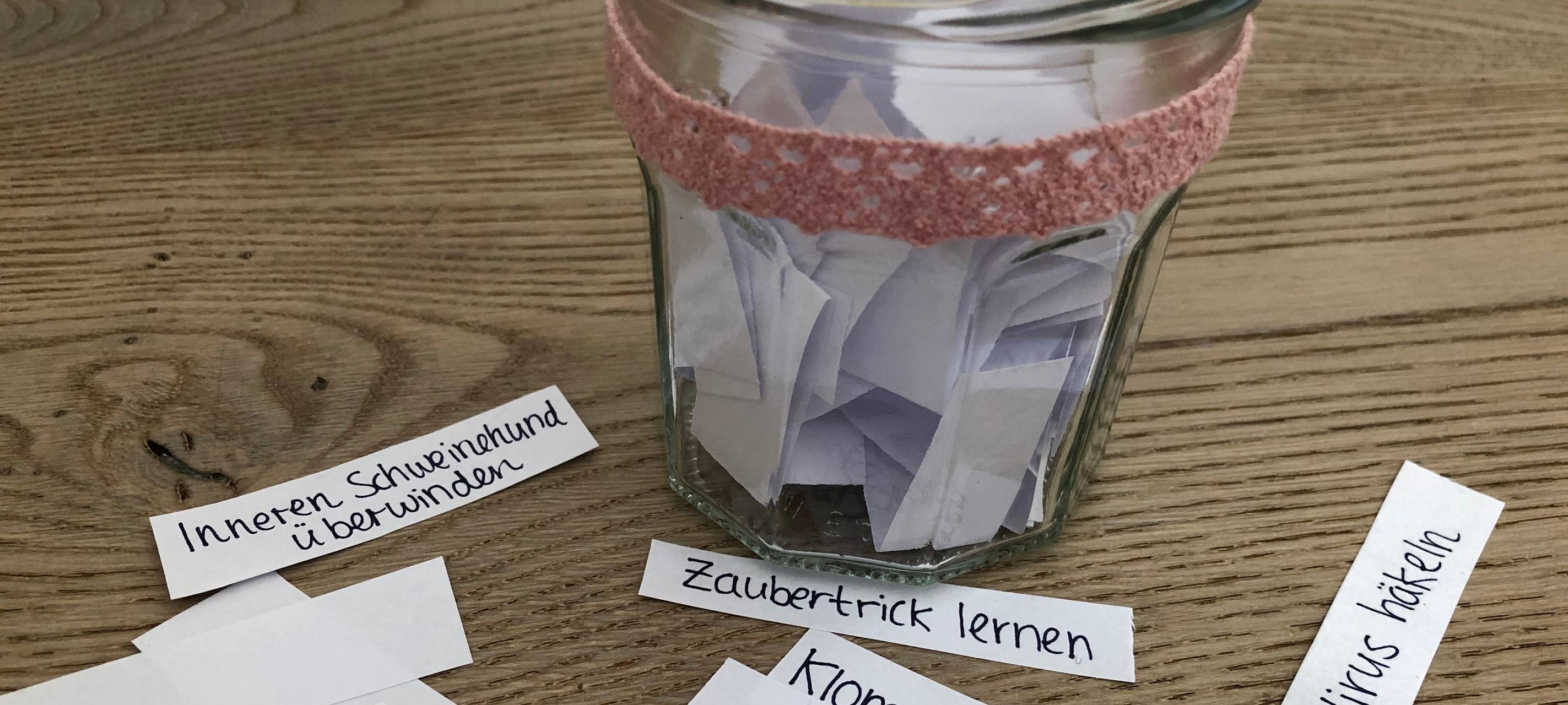 Jetzt seid Ihr gefragt: Nicht nur Aktivitäten wie die Steuerklärung schreiben, basteln oder eine Wellnessmaske können auf den Zetteln stehen. Auch Gedankenanstöße und Witze finden hierin Platz.