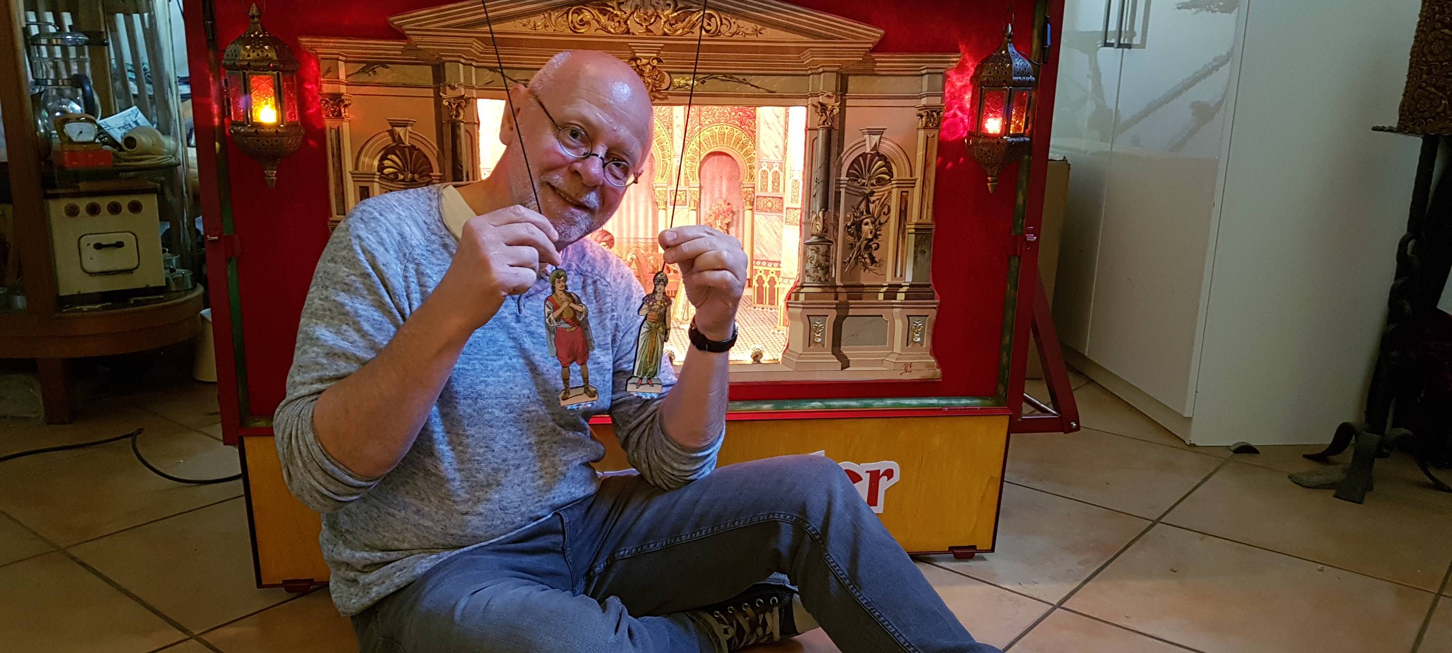 Hans-Günter Papirnik vor seinem Papiertheater