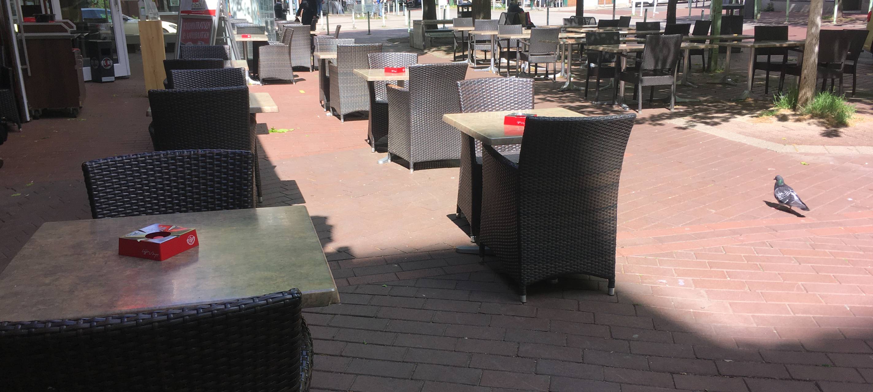 Der Außenbereich im Café Extrablatt in Essen-Rüttenscheid. Dort ist 1,5 Meter Abstand zwischen den Tischen.