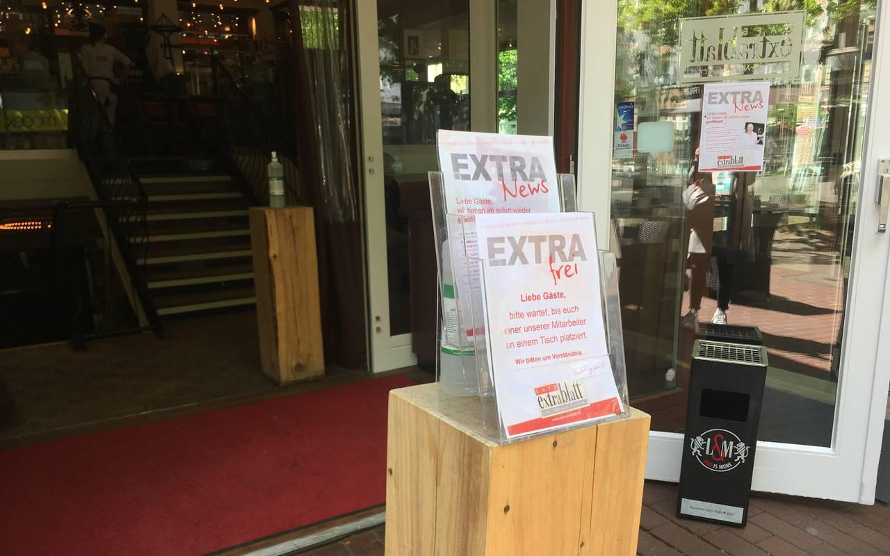Im Café Extrablatt in Essen-Rüttenscheid werden direkt am Eingang die Hände desinfiziert.