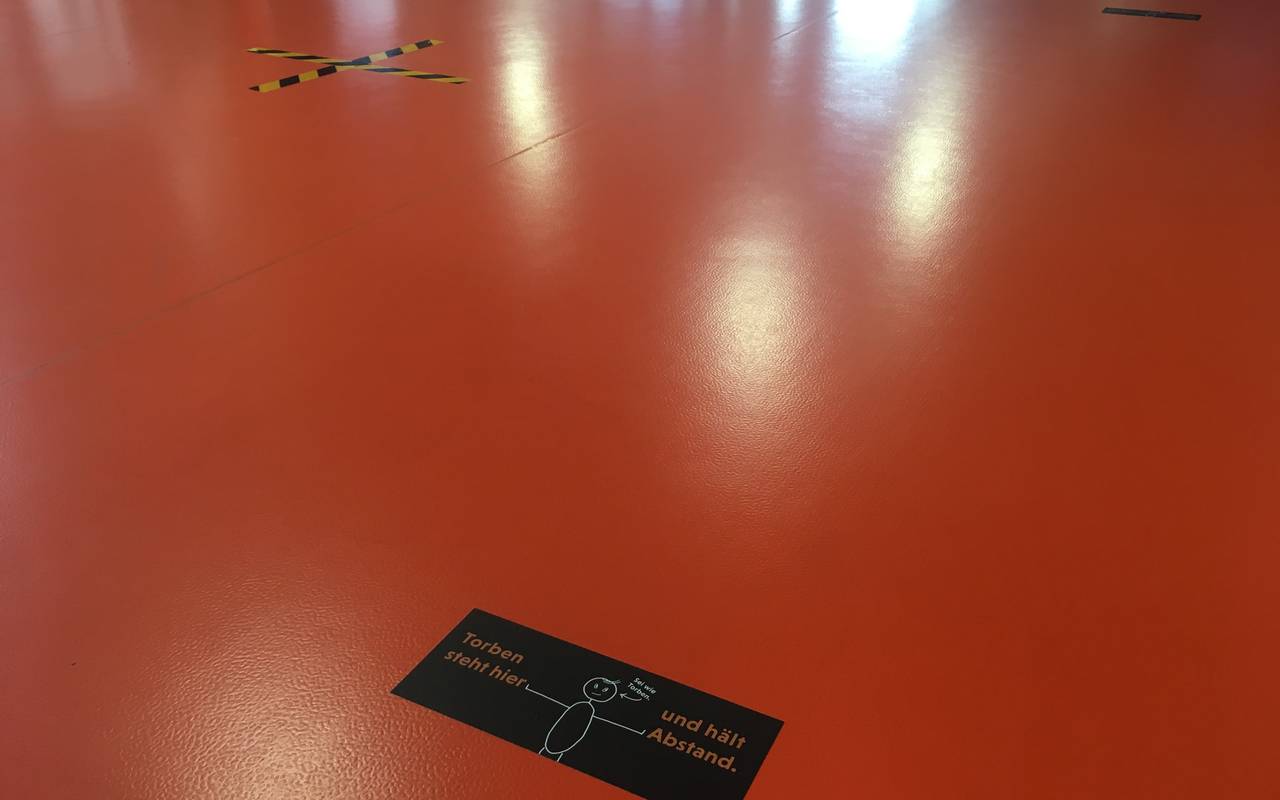 Reduzierte Kursteilnehmerzahl im FitX am Limebecker Platz. Wegen der Abstandsregeln gibt es Markierungen auf dem Boden.