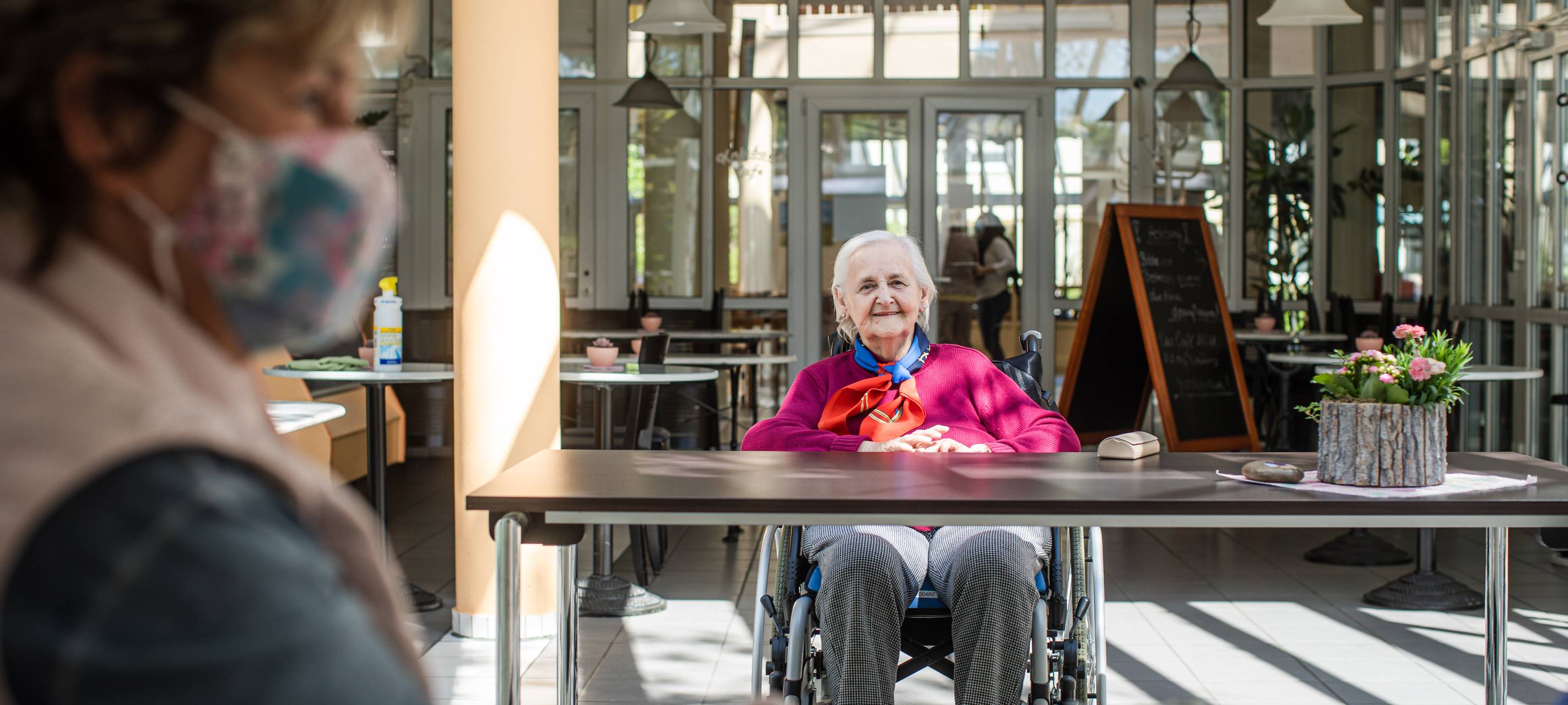 Oma Senioren Pflegeheim Altersheim Radio Essen Maske Corona