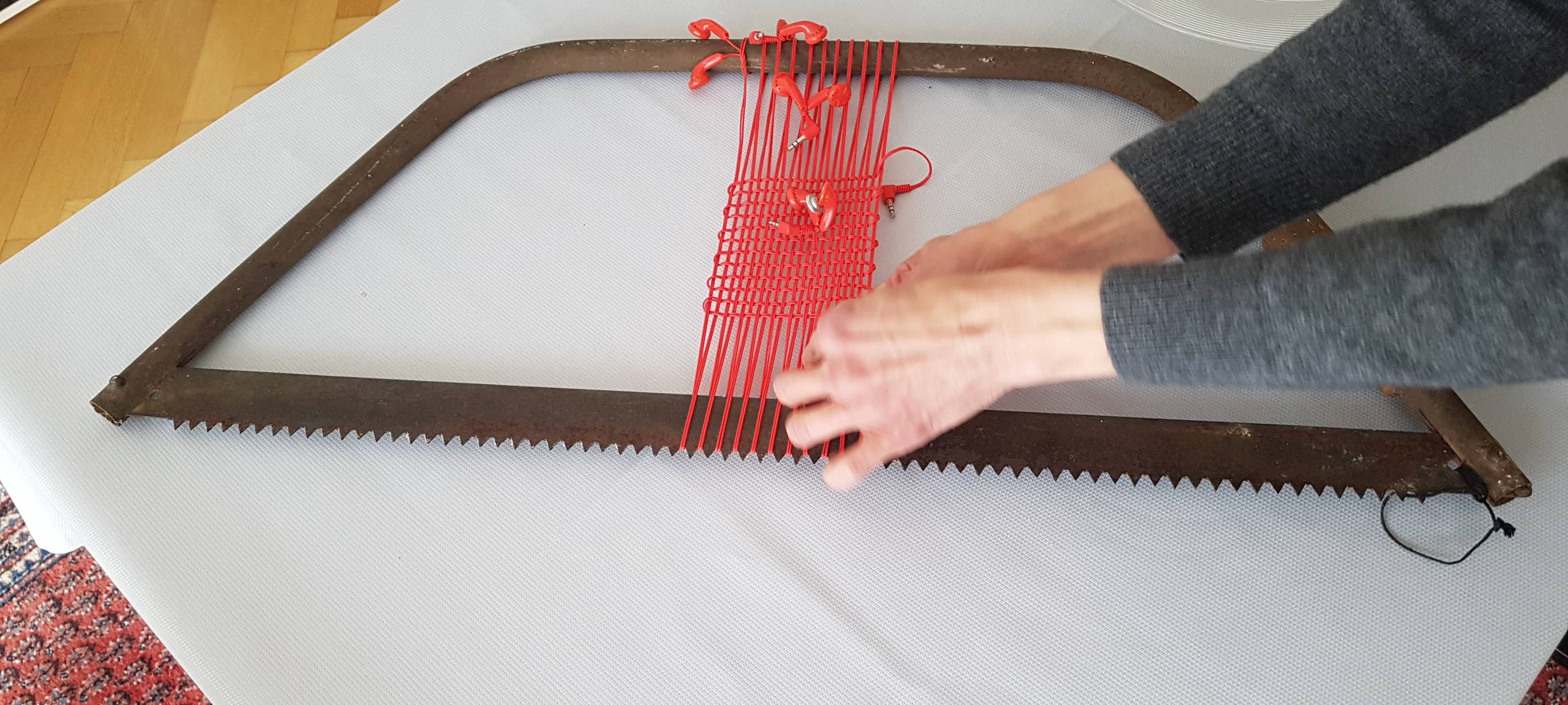 Alte Einweg-Kopfhörer müssen nicht im Müll landen - lieber an einer 100 Jahre alten Säge.