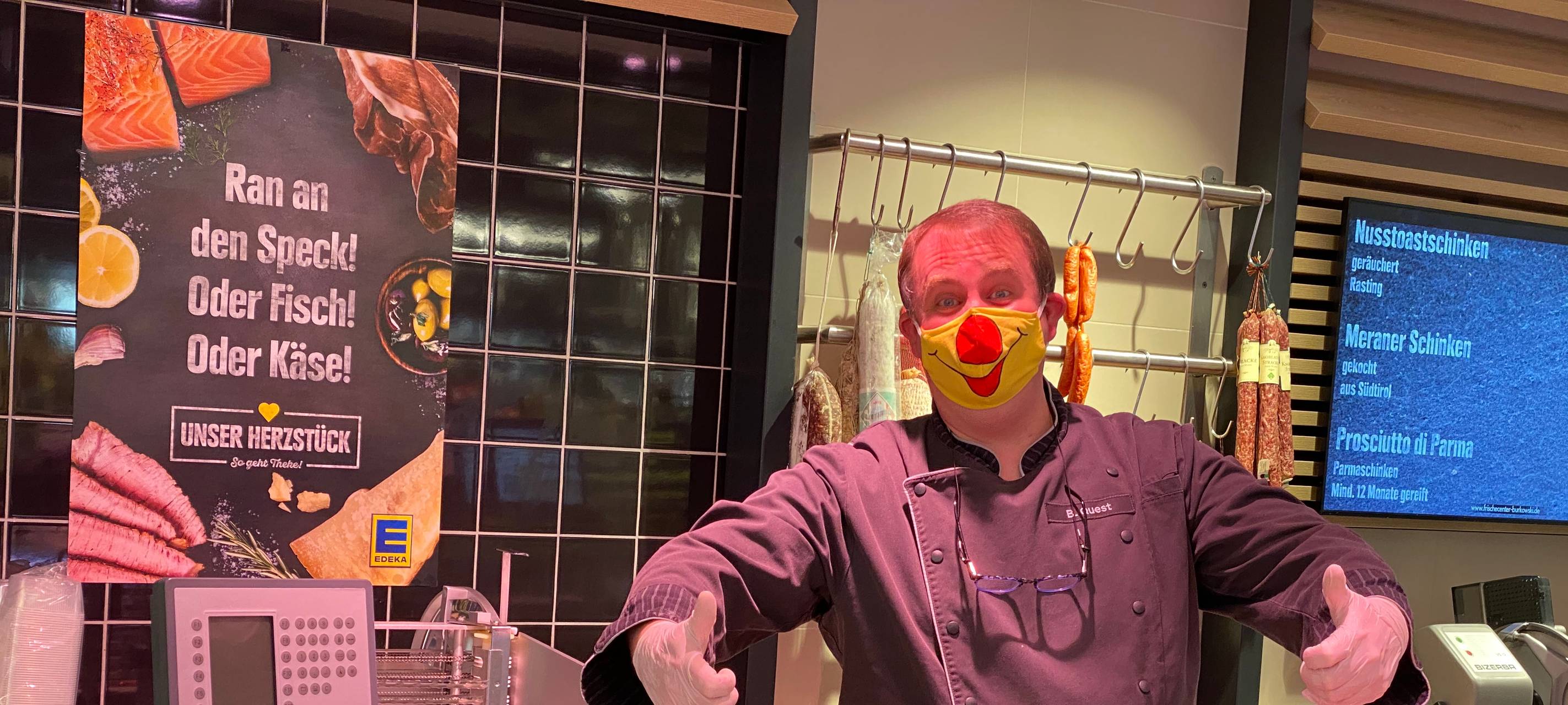 Ein Clown an der Fleischtheke