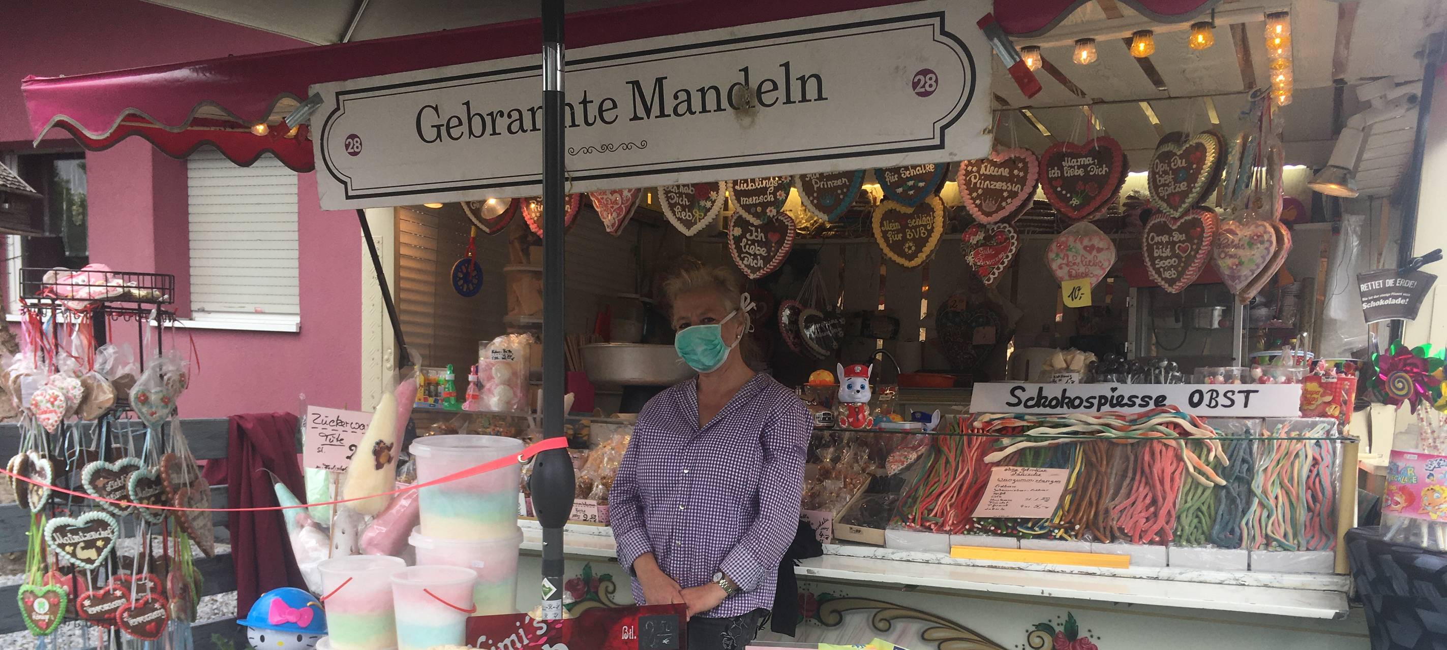 Claudia Fackler ist Schaustellerin. Im Ostviertel gegenüber der Feuerwehr verkauft sie nun Süßkram in Corona-Zeiten.