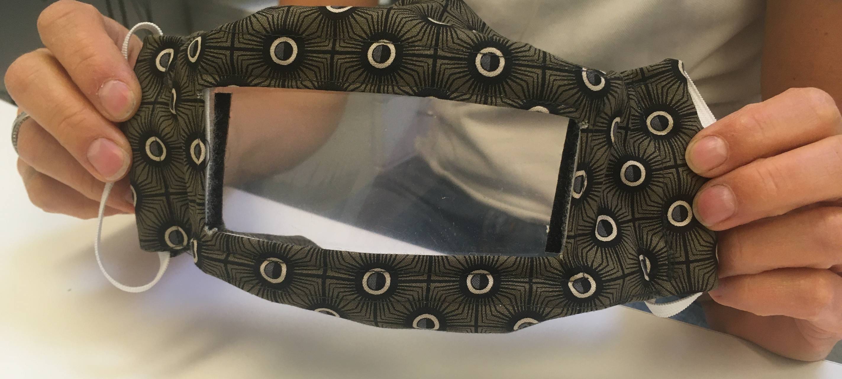 Mund-Nasen-Schutz mit Sichtfenster für Hörgeschädigte.