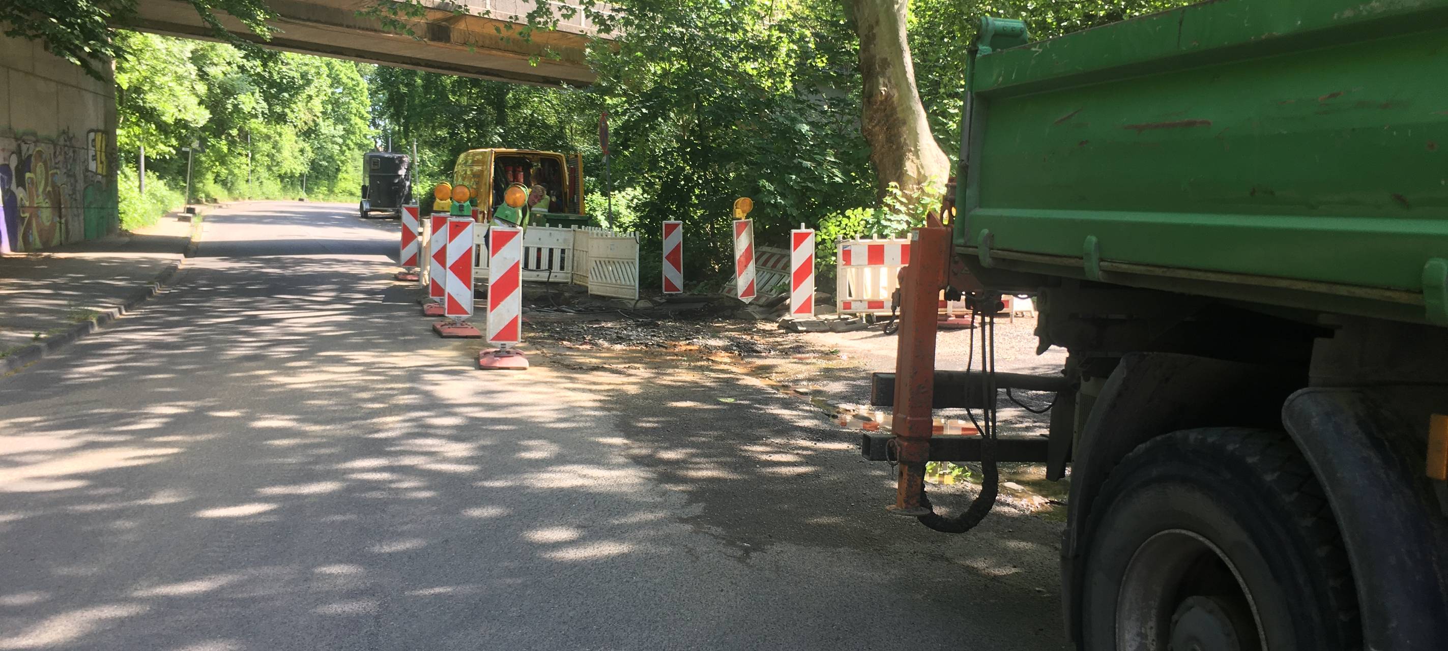 Baustelle in der Horster Straße in Essen. Seit Anfang des Jahres tritt ockerfarbenes Wasser aus der Erde aus.