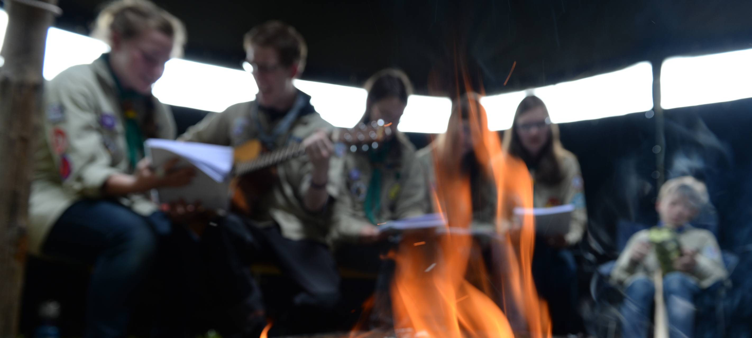 Pfadfinder in Essen am Lagerfeuer