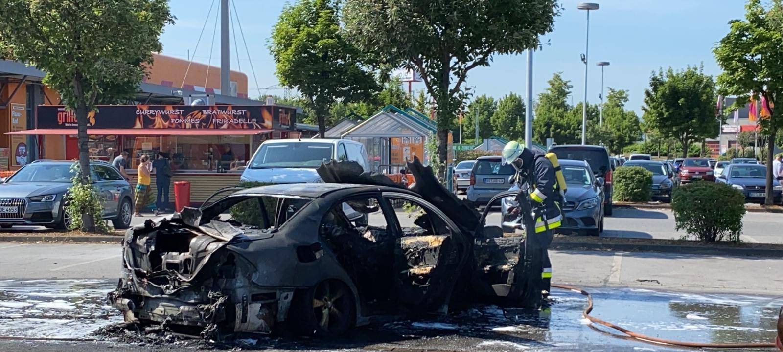 Essen: Brennendes Auto auf Hornbach-Parkplatz (Video)