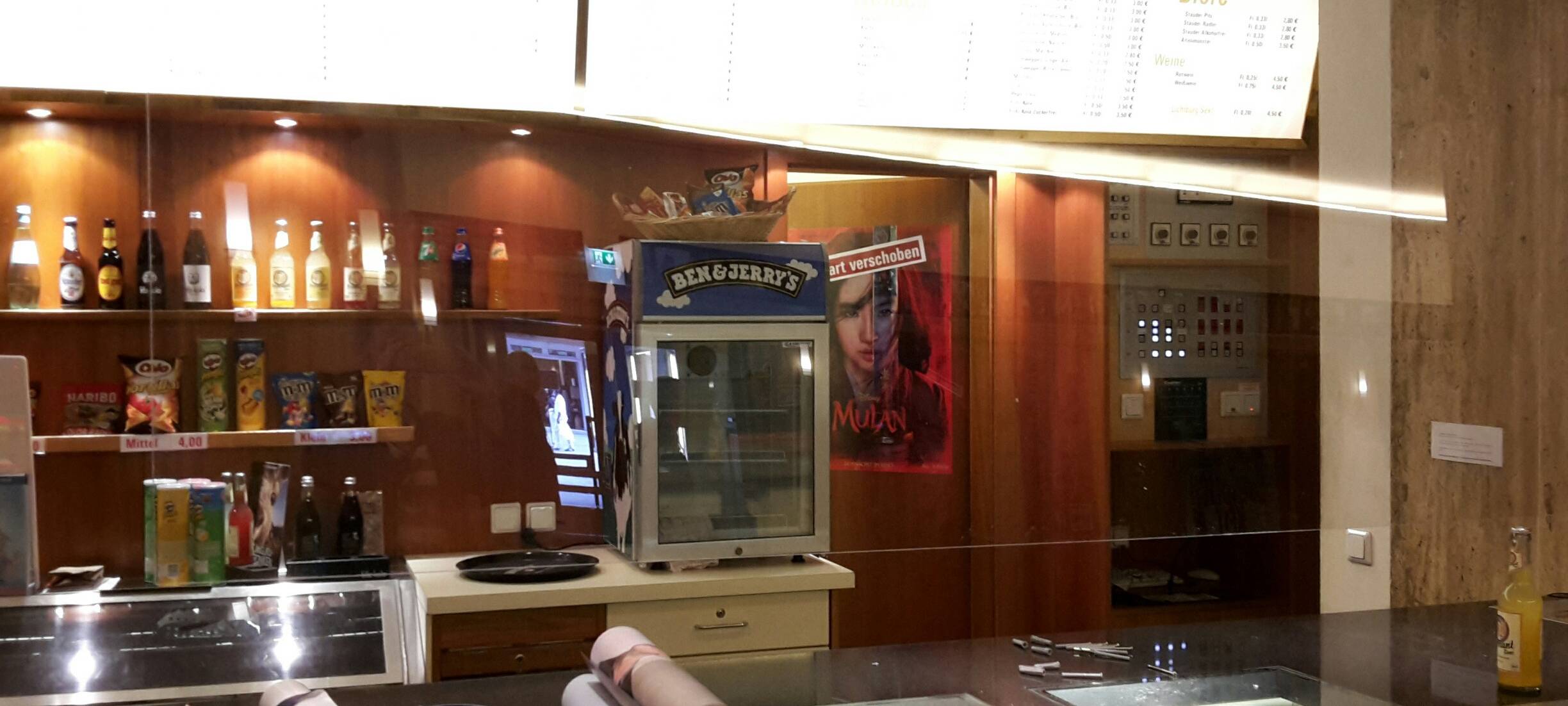 Die Kassen der Lichtburg in Essen sind mit Plexiglas als Spuck-Schutz ausgestattet.