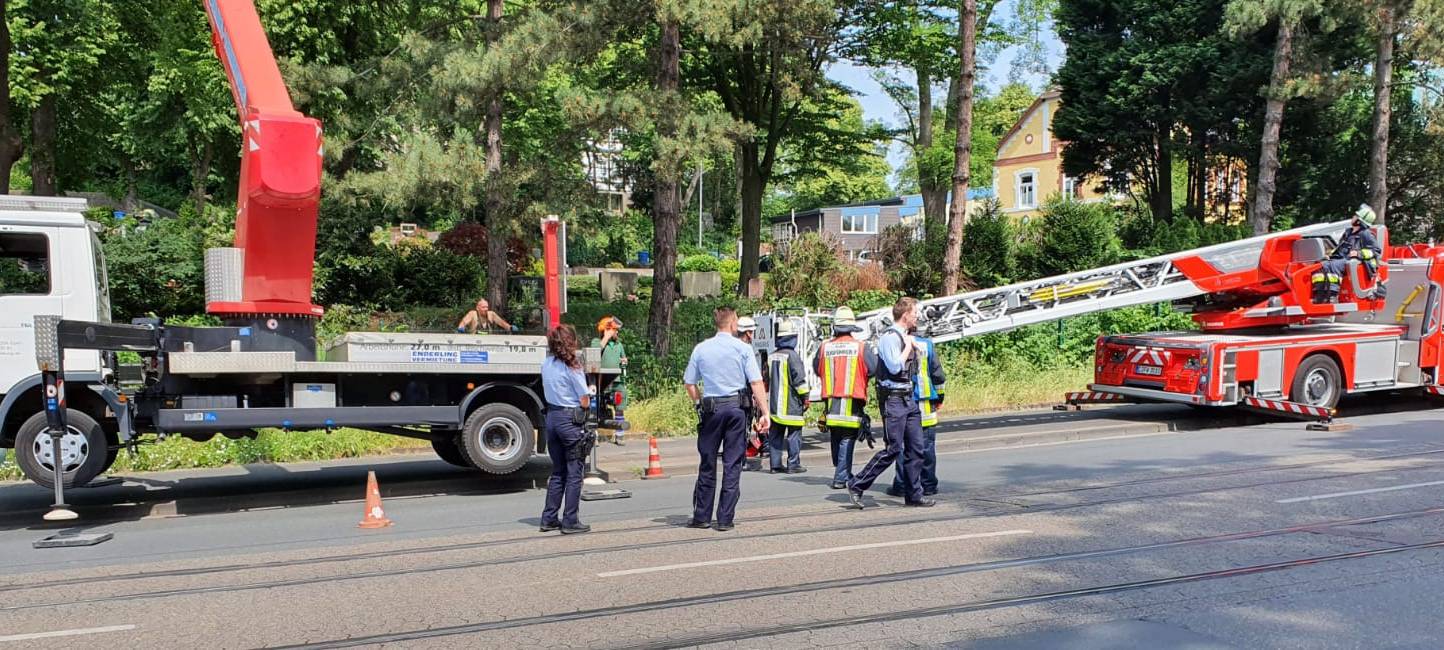 Essen: Feuerwehr rettet Arbeiter auf Friedhof