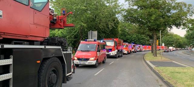 Die Feuerwehr Essen muss die Hauptwache verlassen für die Entschärfung. Die Einsatz-Wagen sammeln sich in der Katzenbruchstraße.