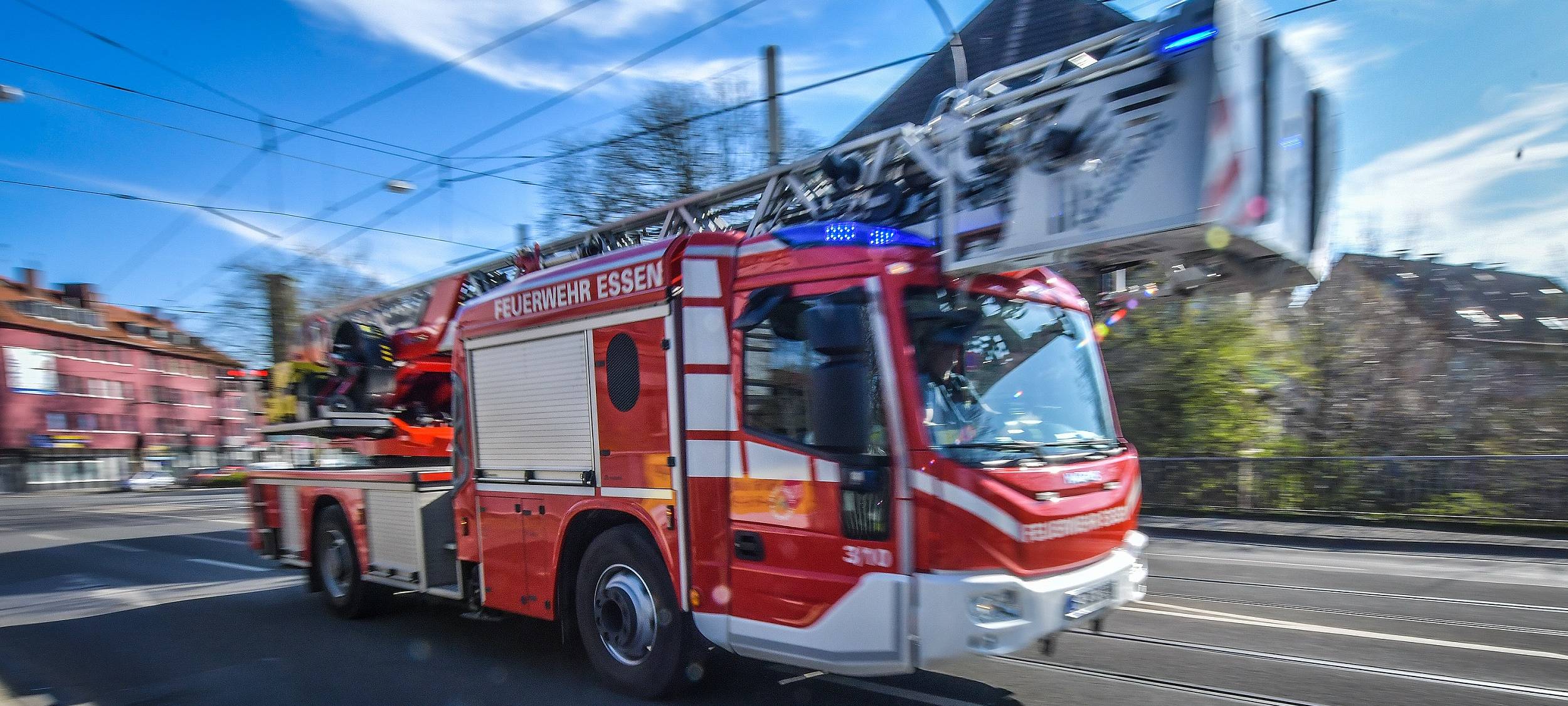 Brandgeruch zieht nach Essen: Lagerhalle brennt