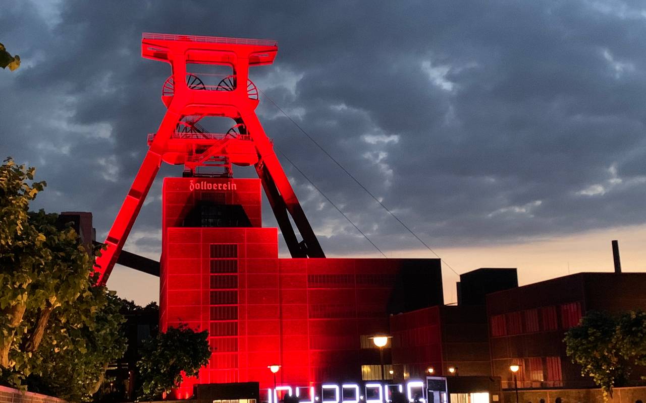 Der Doppelbock der Zeche Zollverein wird rot angeleuchtet