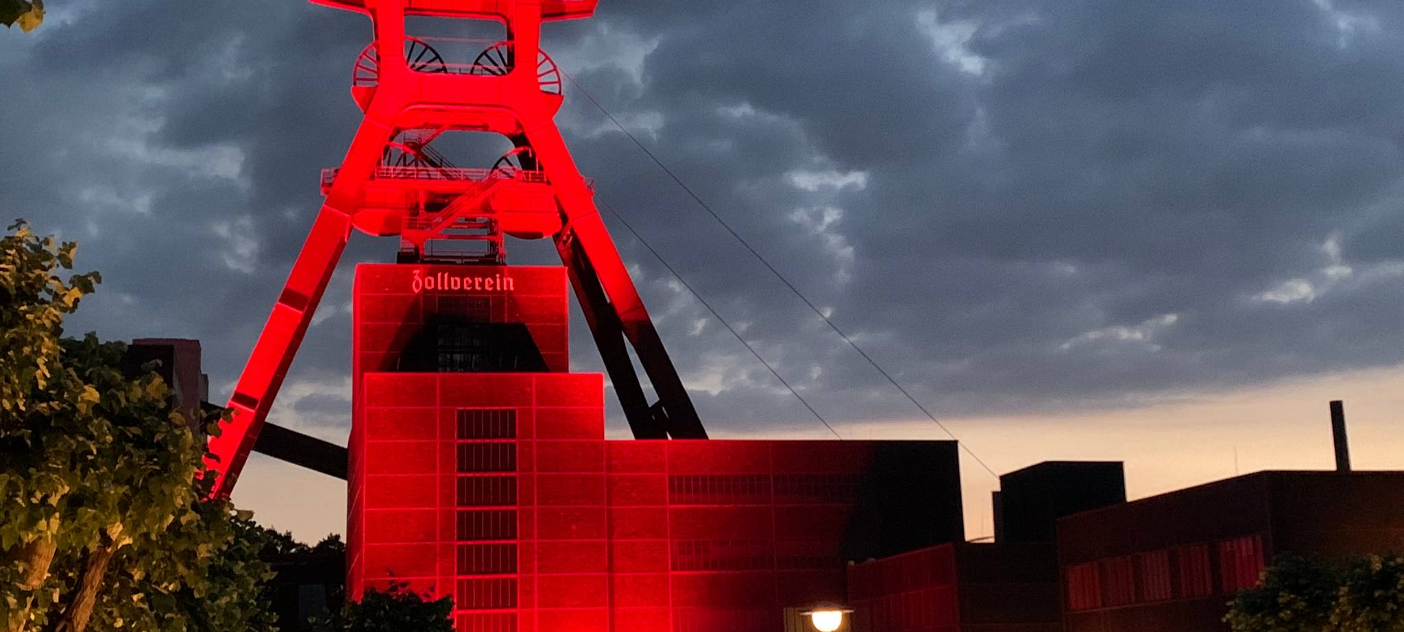 Der Doppelbock der Zeche Zollverein wird rot angeleuchtet