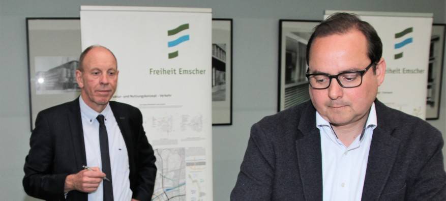 Essens Oberbürgermeister Thomas Kufen unterzeichnet die weitere Zusammenarbeit für das Projekt Freiheit Emscher.
