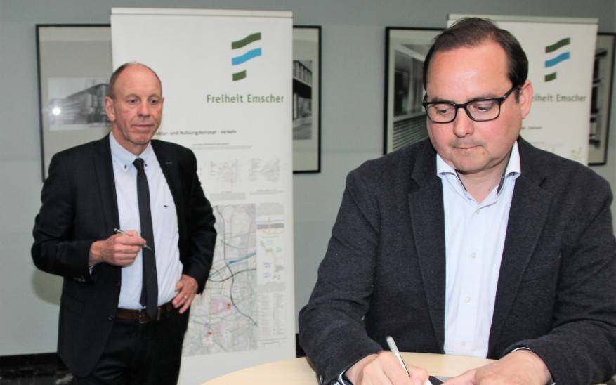 Essens Oberbürgermeister Thomas Kufen unterzeichnet die weitere Zusammenarbeit für das Projekt Freiheit Emscher.