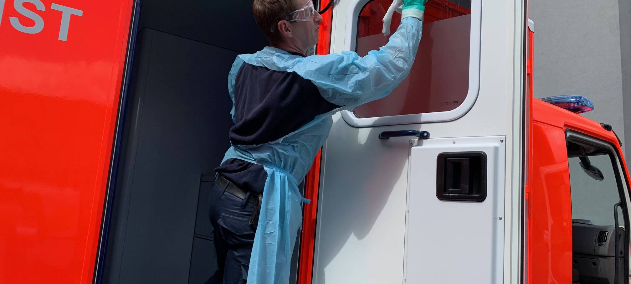 Wie die Rettungswagen der Feuerwehr Essen desinfiziert werden