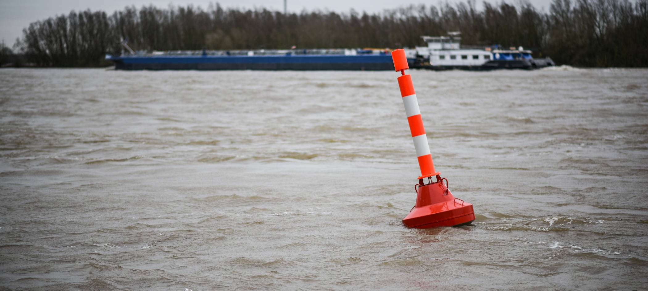 Boje nach Sturm Sabine auf dem Rhein mit Schiff