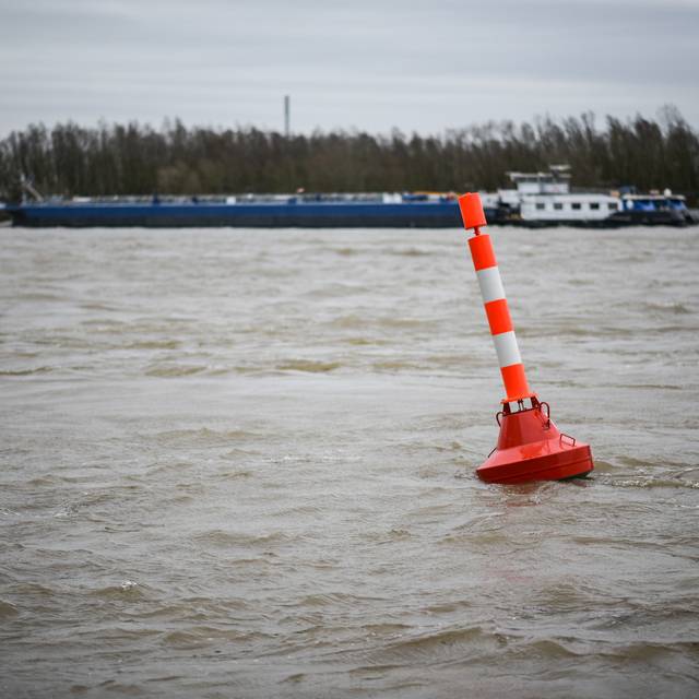 Boje nach Sturm Sabine auf dem Rhein mit Schiff