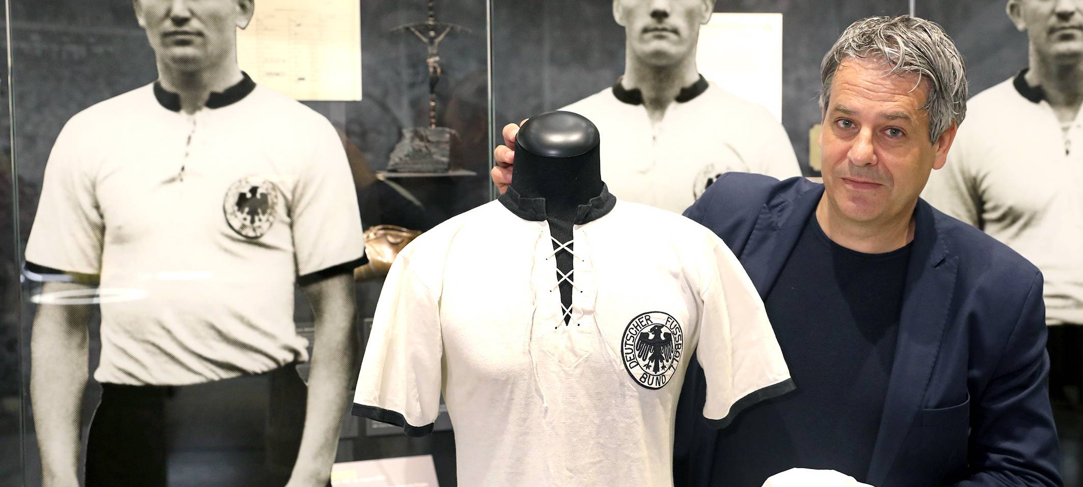 trikot-rahn-vitrine_Radio essen_Helmut Rahn