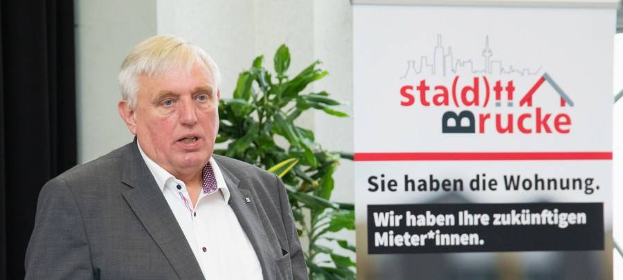 NRW-Arbeitsminister Laumann beim Projekt "sta(d)tt-Brücke" in Essen