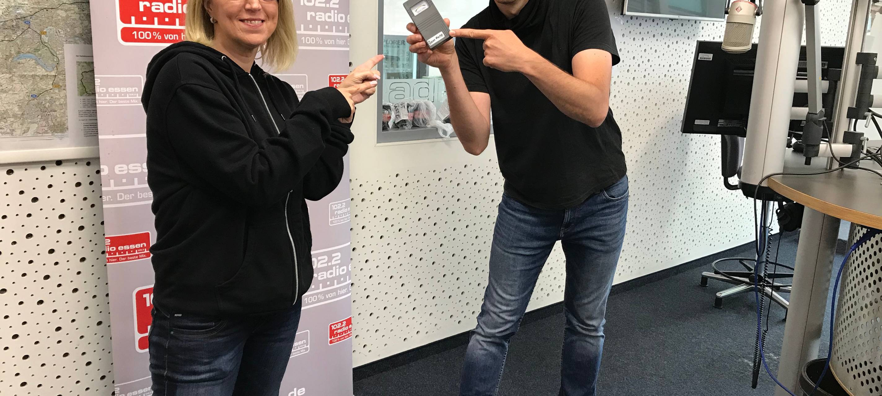 Melanie Schindler von den Ghosthunter NRW und Radio Essen-Moderator Patrick Wilking mit einem Gerät, dass elektromagnetische Felder erkennt und dadurch Geister aufspüren kann.