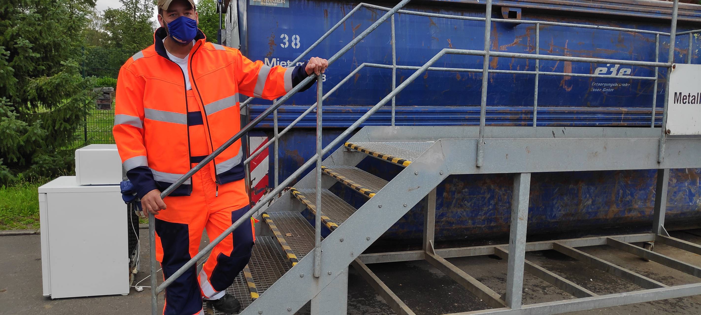 Tim Menne arbeitet seit 2007 als Entsorger auf dem Recyclinghof in Werden