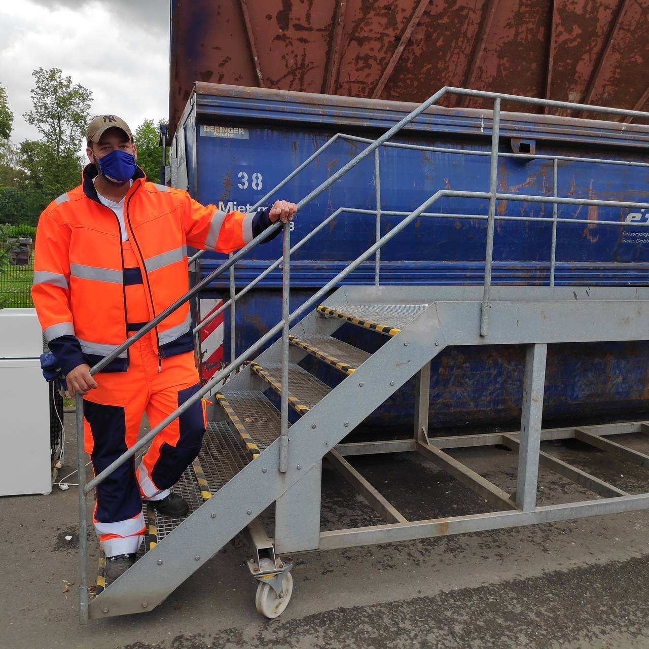 Tim Menne arbeitet seit 2007 als Entsorger auf dem Recyclinghof in Werden