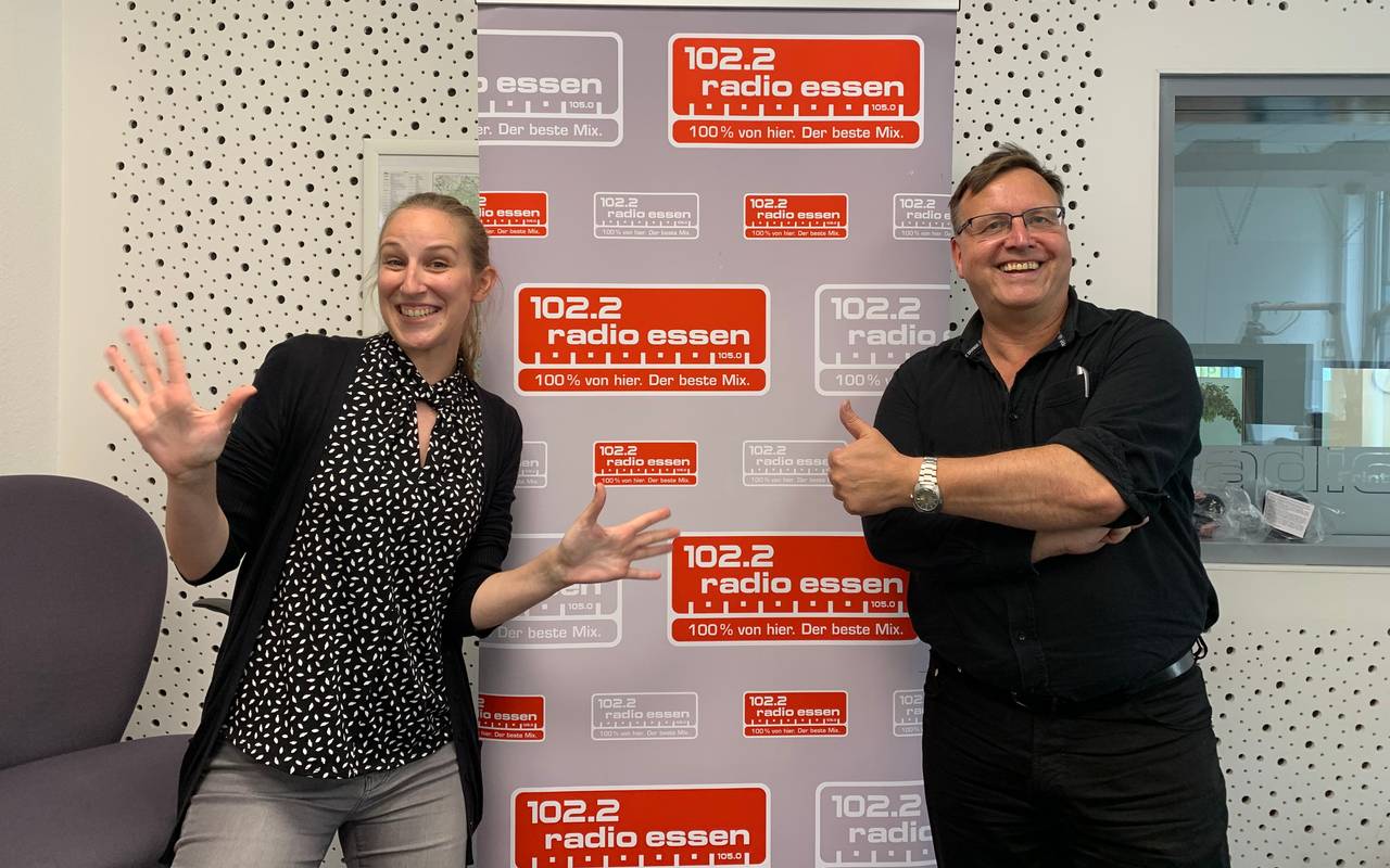 Radio Essen-Moderatorin Larissa Schmitz mit Karlheinz Freudenberg von der Ruhrpott-Revue aus Altenessen