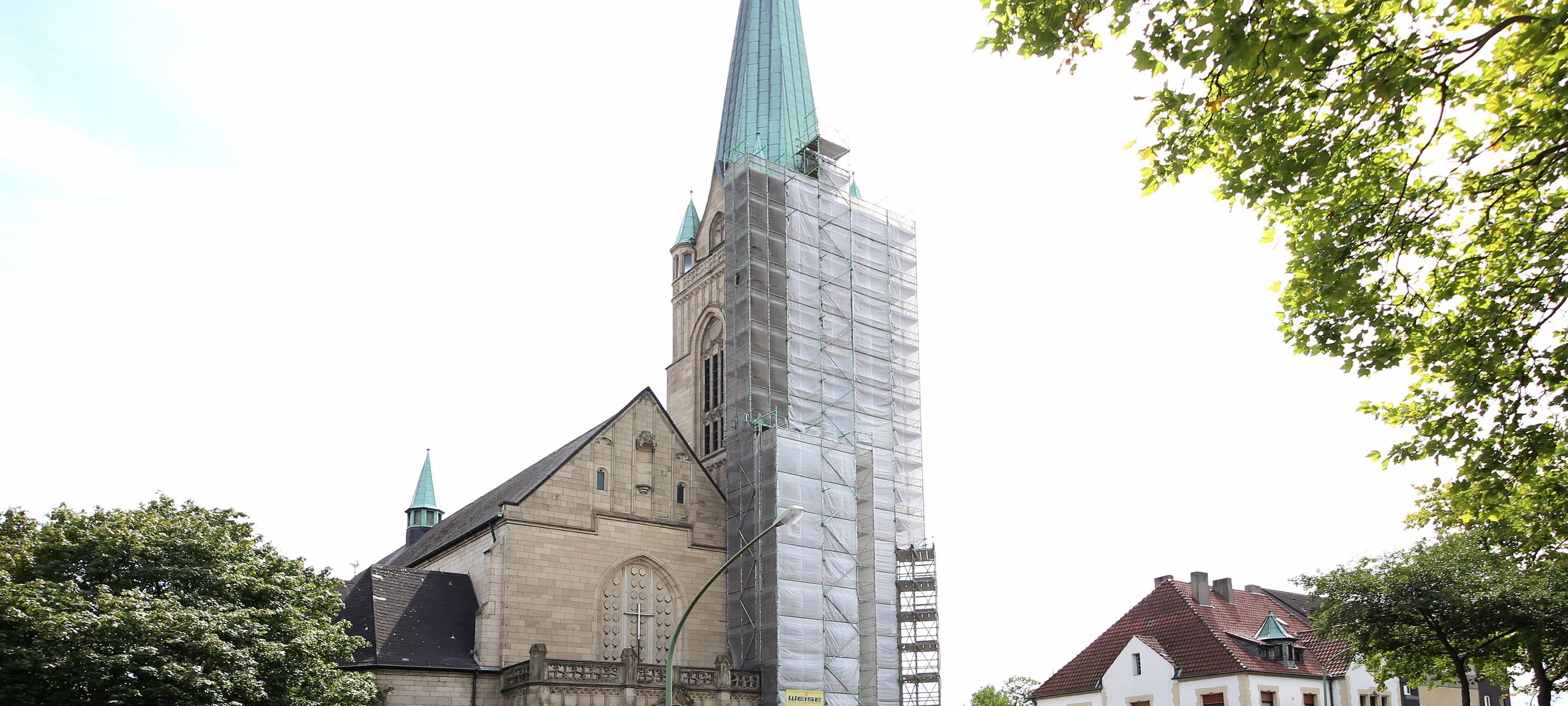 Kirche Sankt Hubertus in Essen-Bergerhausen wird nach Blitzeinschlag im Kirchturm saniert