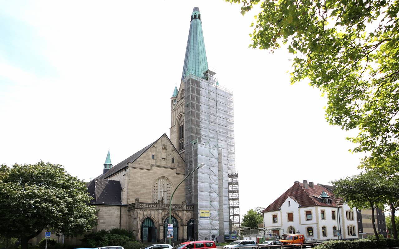 Kirche Sankt Hubertus in Essen-Bergerhausen wird nach Blitzeinschlag im Kirchturm saniert