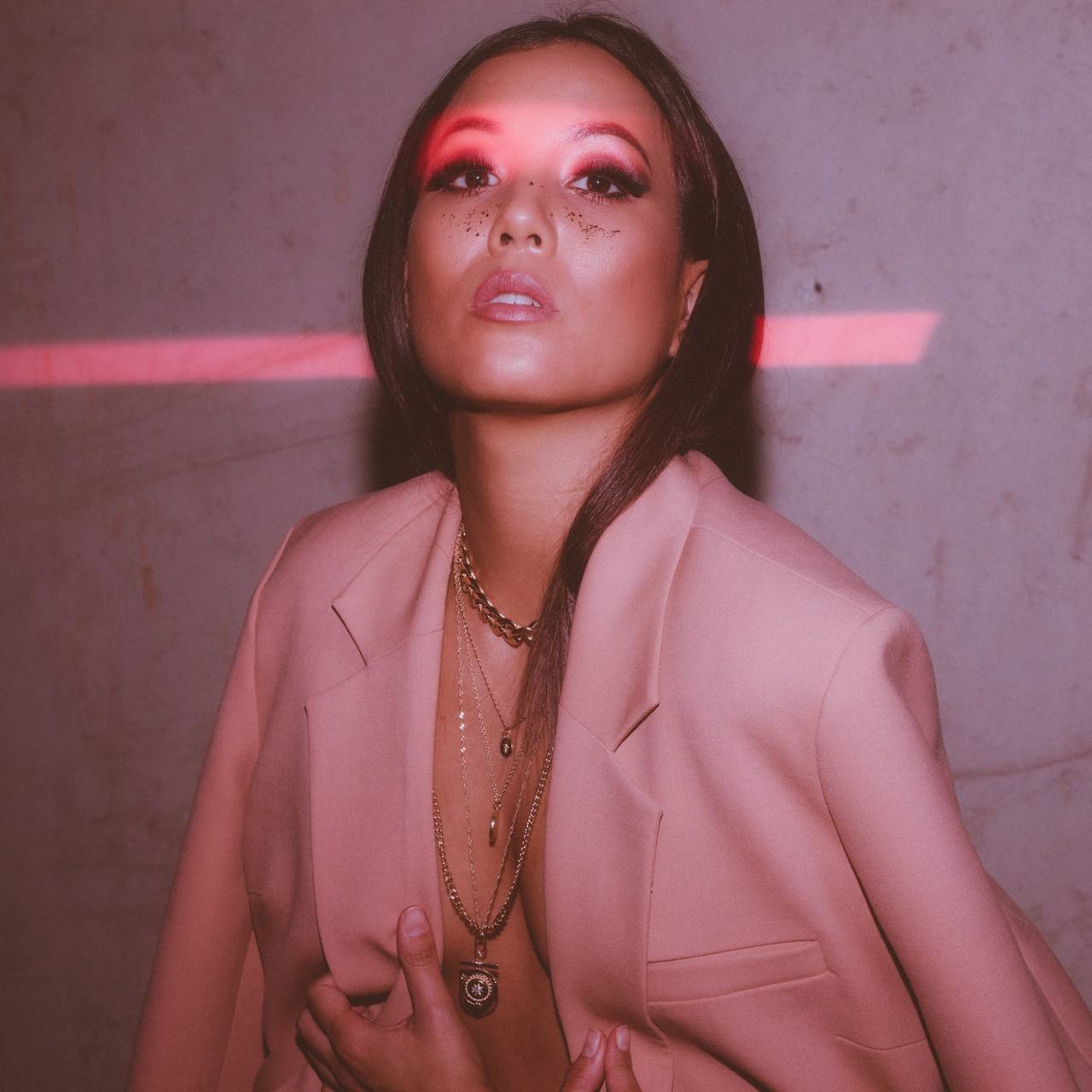 Kay Shagao in ihrem Video zu "Alles Du".