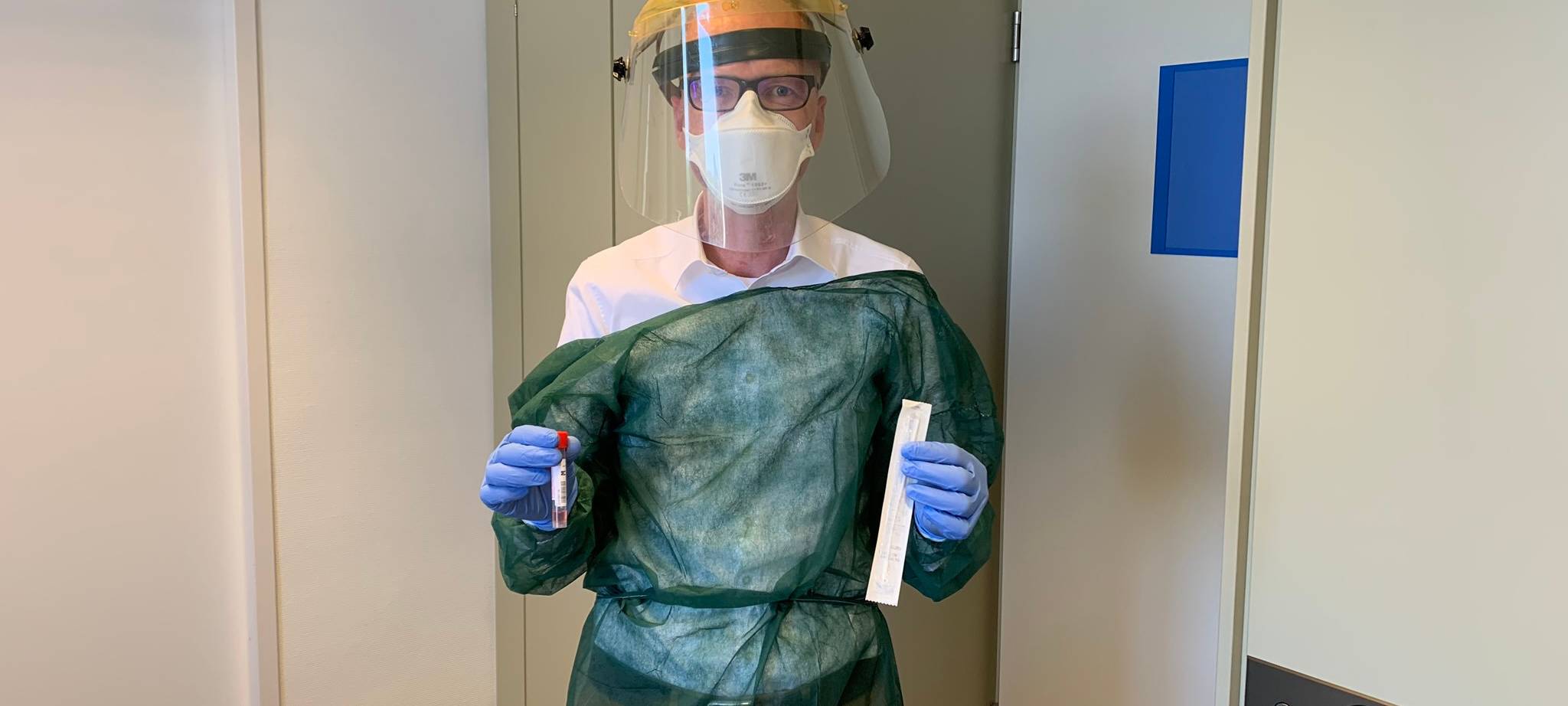 Dr. Hugo Stiegler in Schutzkleidung