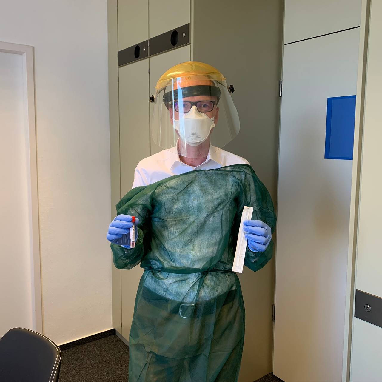 Dr. Hugo Stiegler in Schutzkleidung