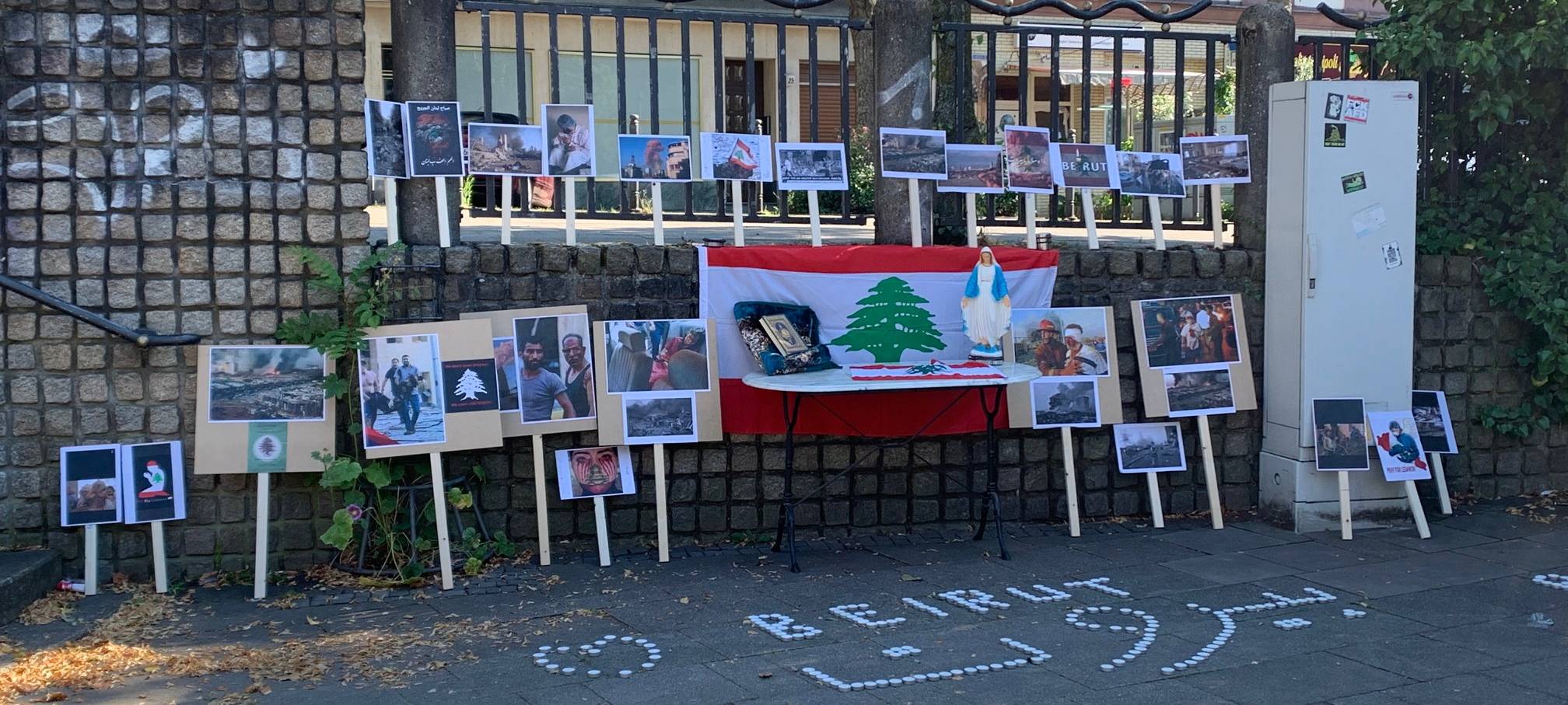 Auf dem Weberplatz stehen Kerzen und Tafeln in Gedenken an die Opfer der Explosion in Beirut