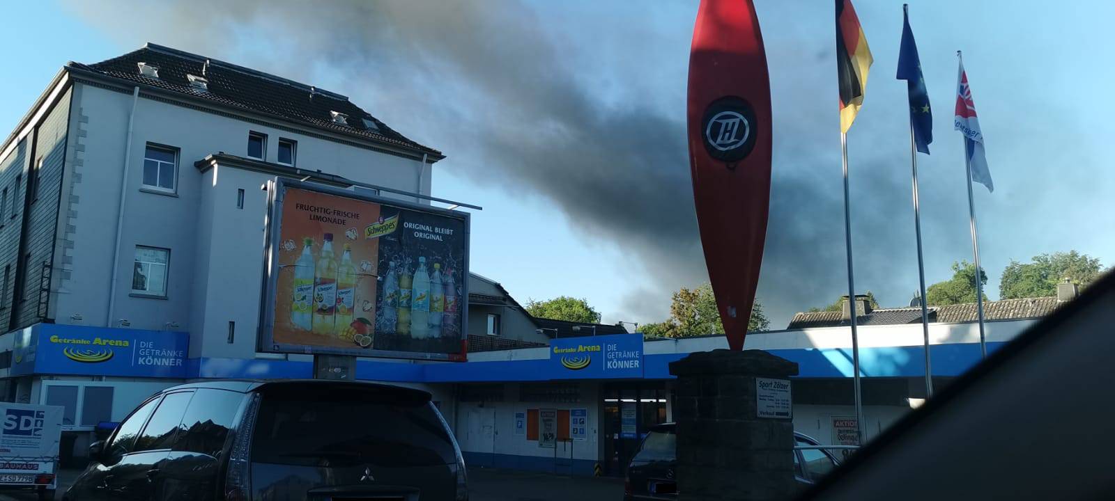 Rauchwolke über Essen: Großes Feuer in Velbert